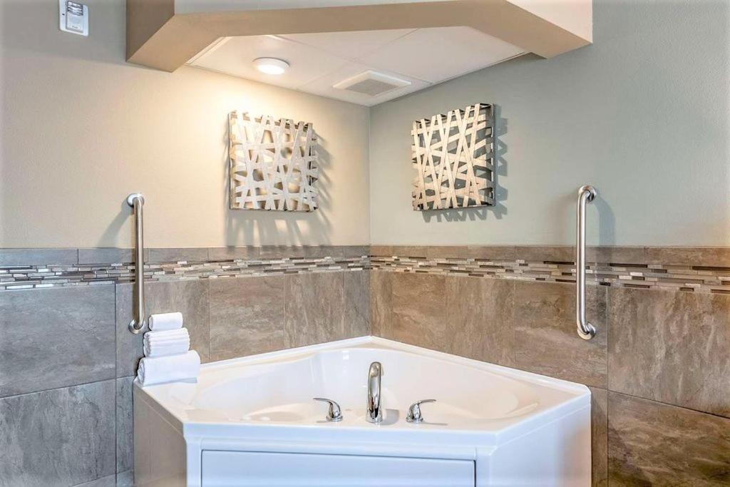 Amerivu Inn And Suites - Chisago City Екстер'єр фото